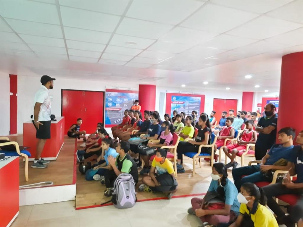 Indoor athlete workshop with young athletes